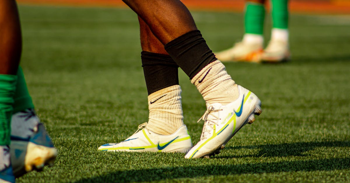 Pourquoi les footballeurs portent-ils des chaussettes trouées ?