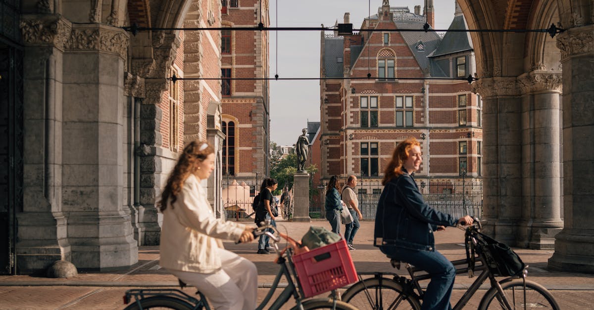 Qui est l'architecte du Rijksmuseum à Amsterdam ?