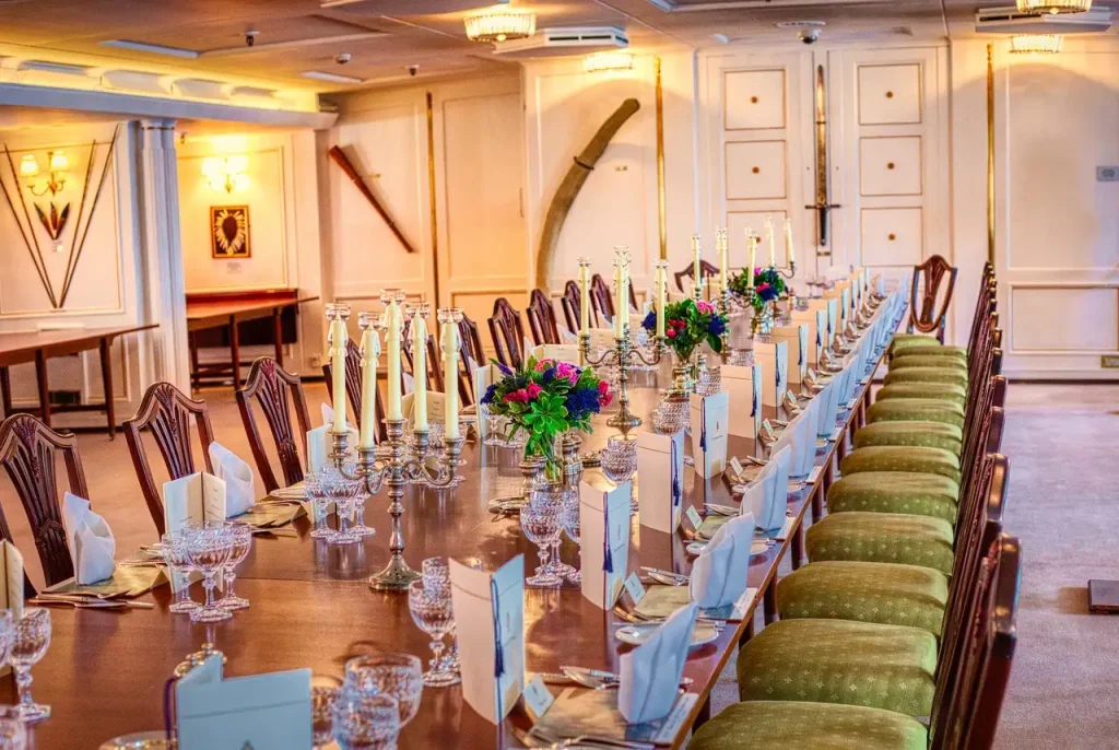 Comment les chevaliers organisaient-ils leurs banquets festifs ?
