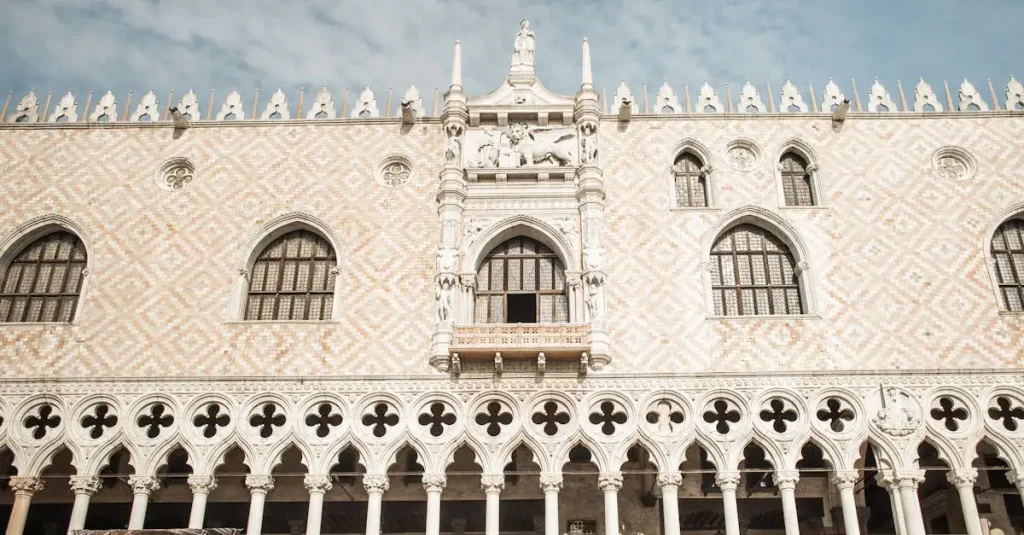 Où est situé le Palais des Doges à Venise ?