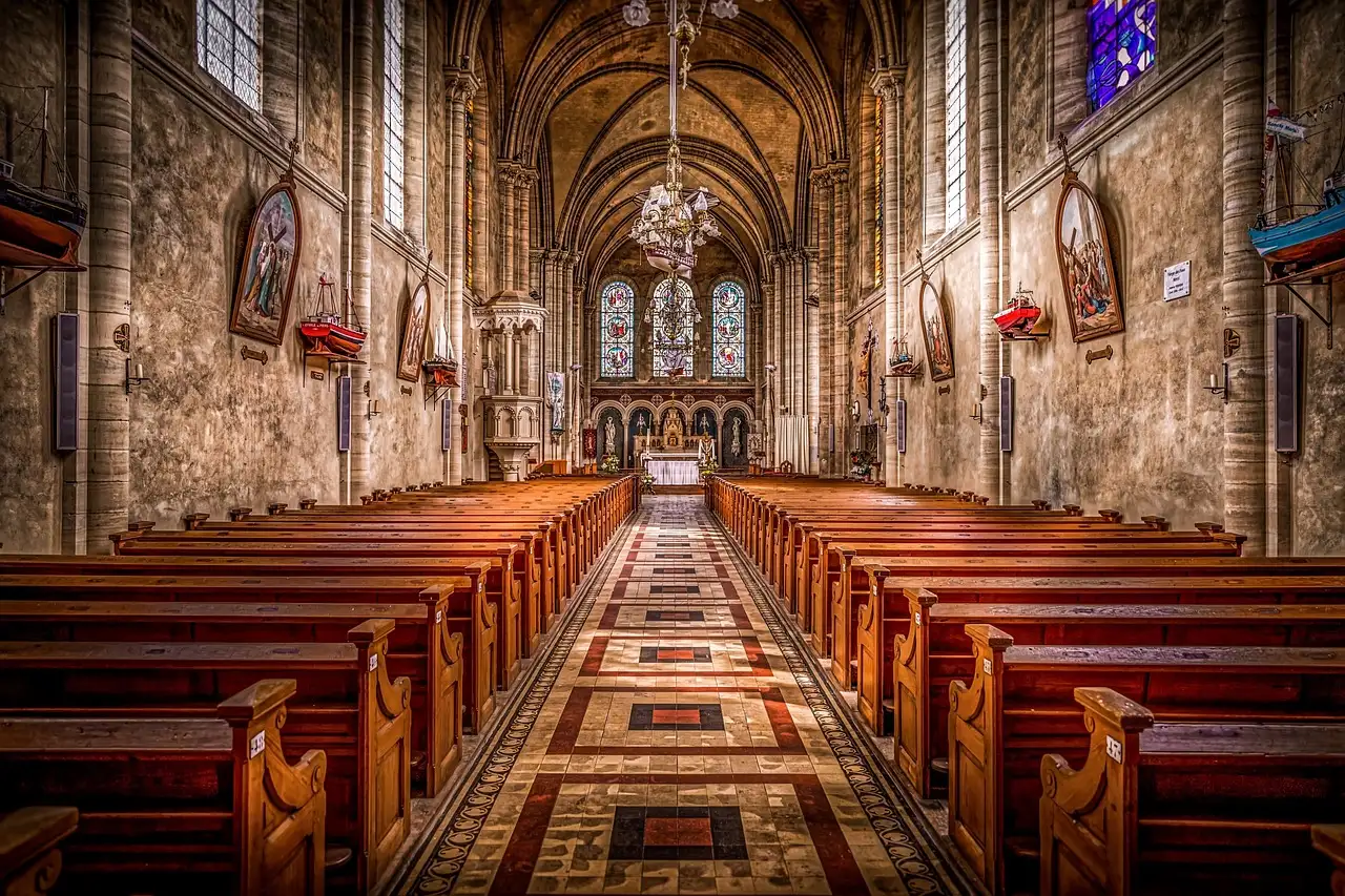 Quel rôle a joué l'église durant les guerres de chevalerie ?