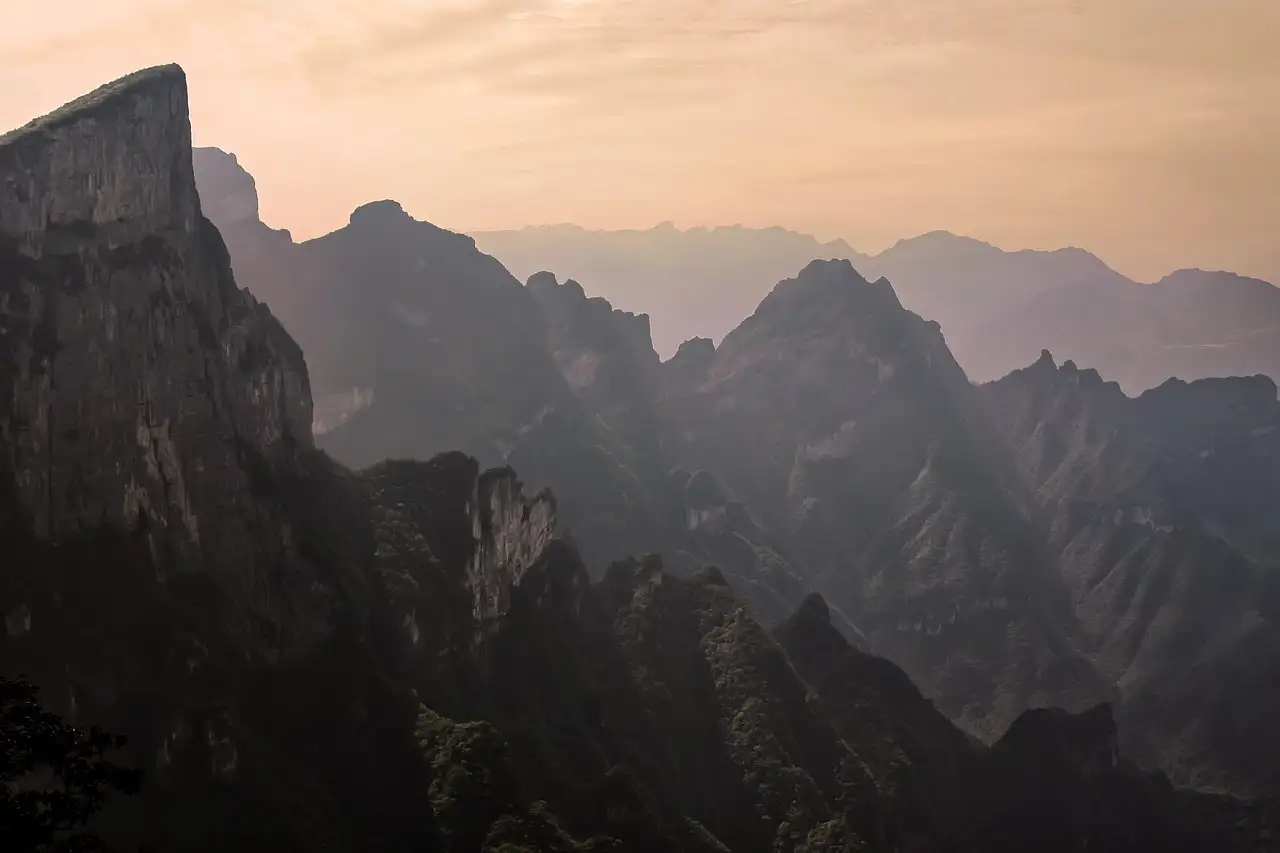 Quelle région préserve les falaises de Zhangjiajie en Chine ?