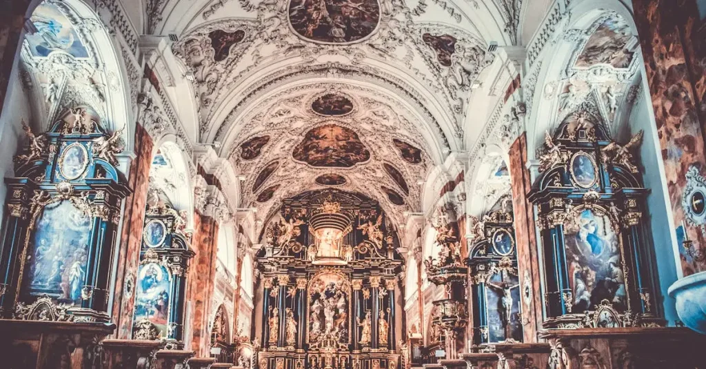 Quelle religion a été adoptée sous Constantin le Grand ?