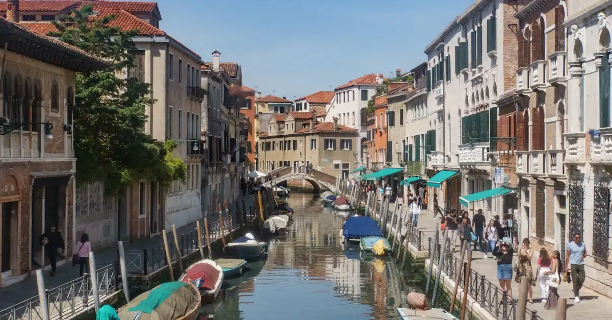 Quelle ville italienne est célèbre pour ses canaux ?