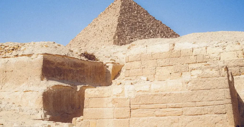 Qui a construit la Grande Pyramide de Gizeh et pourquoi ?