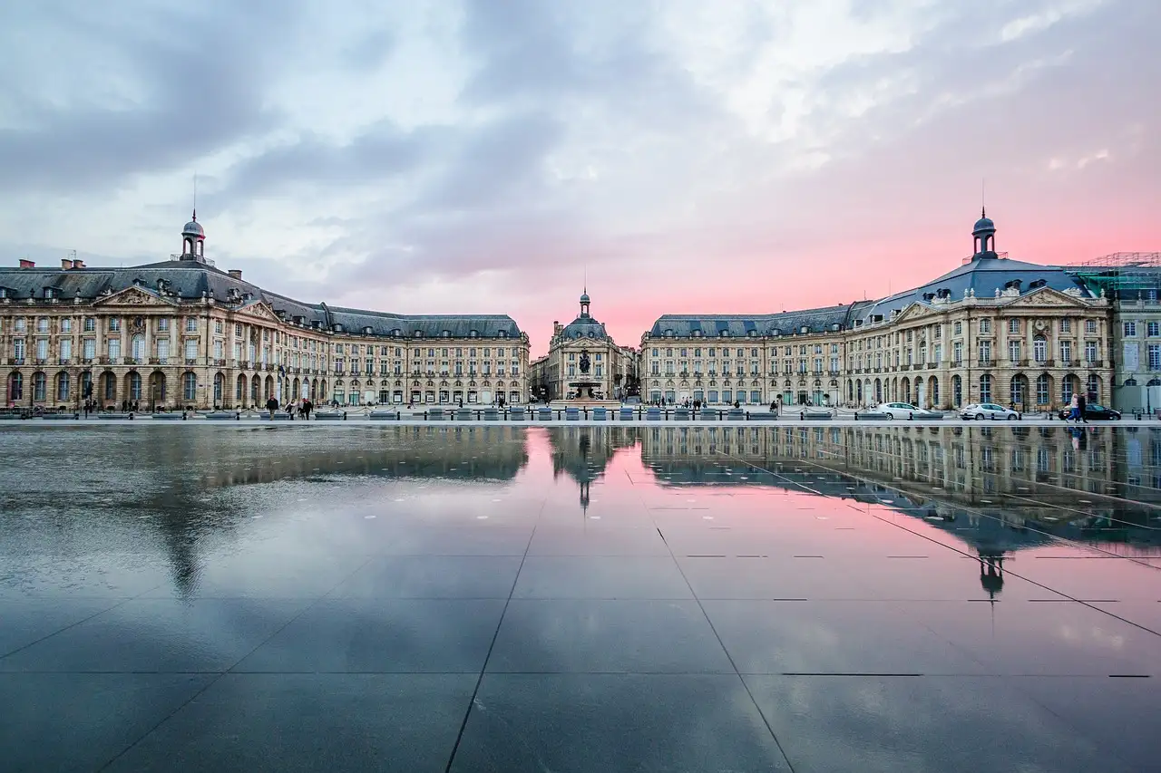 Quelle ville de France est célèbre pour le vin de Bordeaux ?
