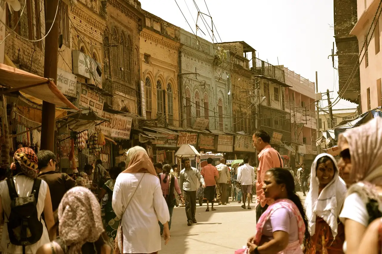 Quelle ville indienne est célèbre pour son art de la soie ?