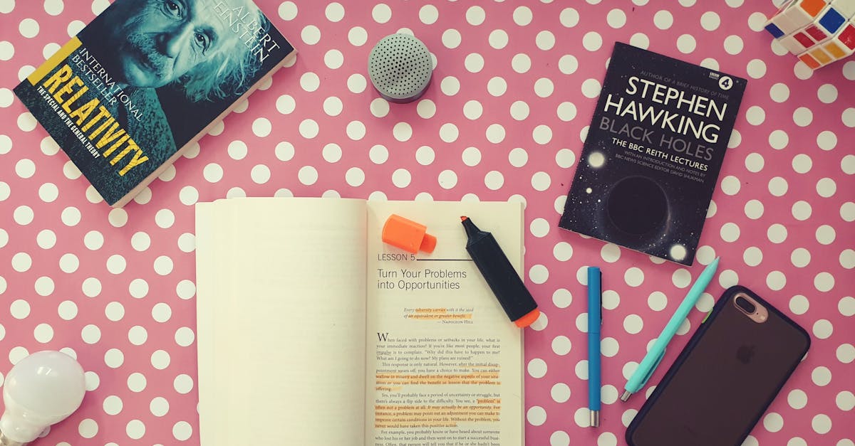 Qui était Stephen Hawking et pourquoi est-il célèbre ?