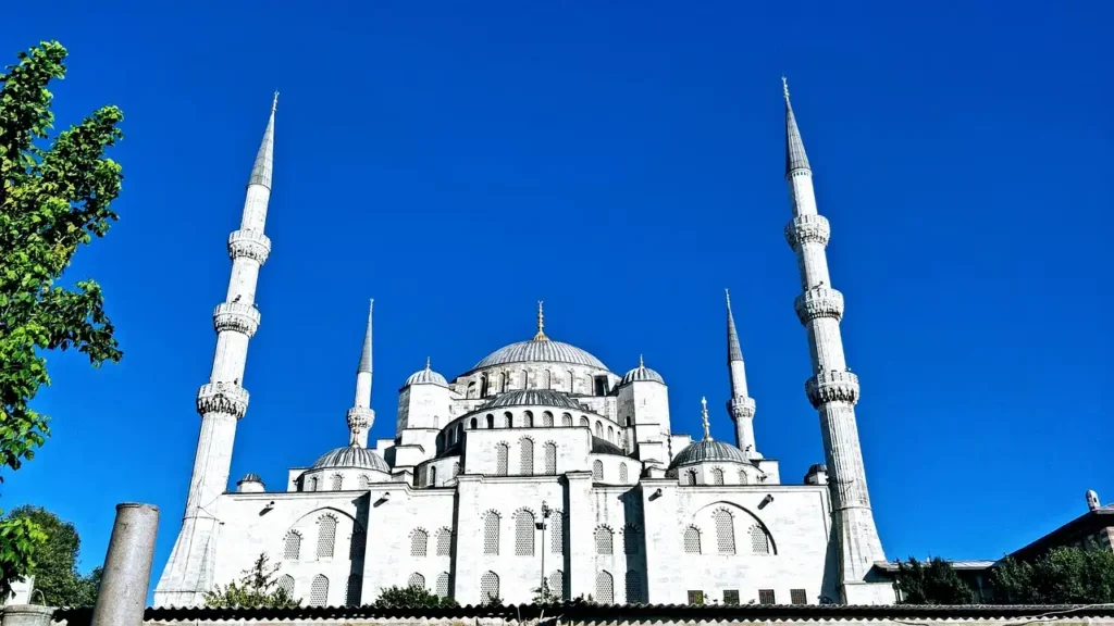 Pourquoi la Mosquée Bleue est-elle si célèbre et importante ?