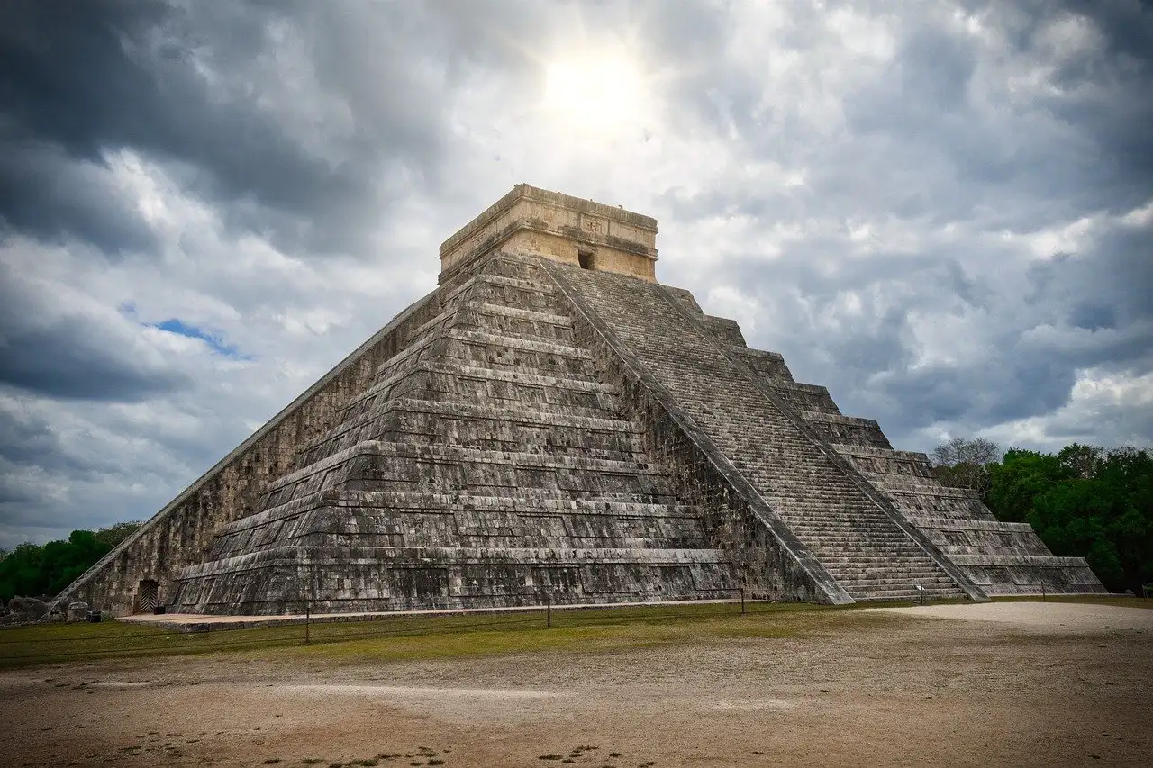 Quel rôle jouaient les pierres précieuses chez les Mayas ?