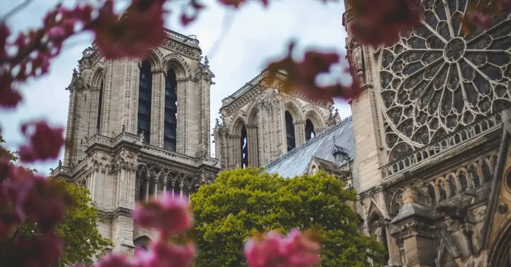 Quel style architectural a succédé au roman en Europe ?