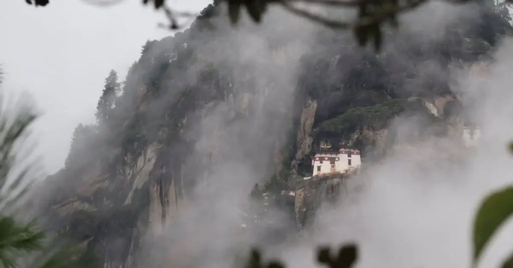 Quelle ville du Bhoutan est célèbre pour Paro Taktsang ?