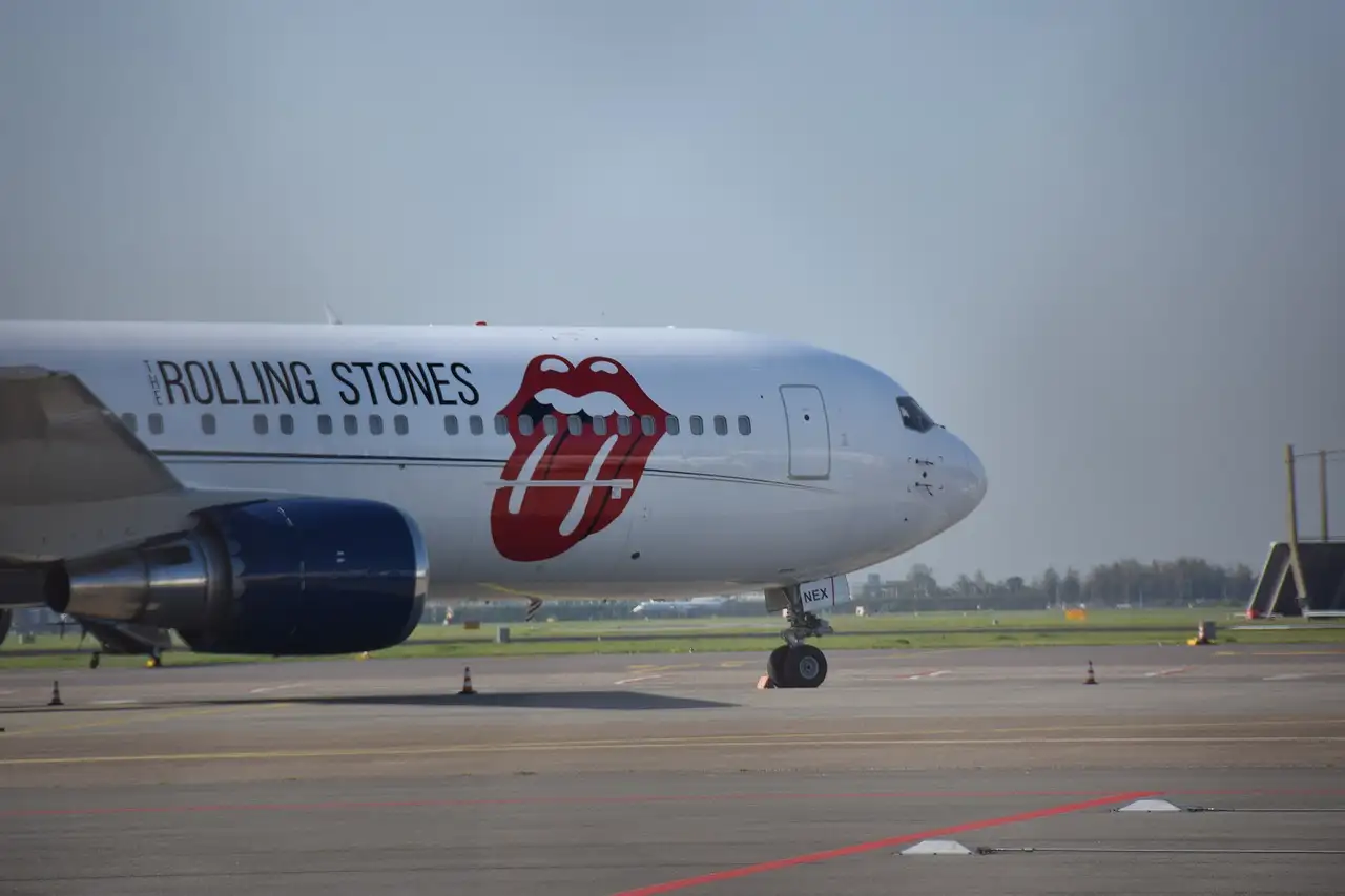 Qui a écrit la chanson Paint It Black des Rolling Stones ?