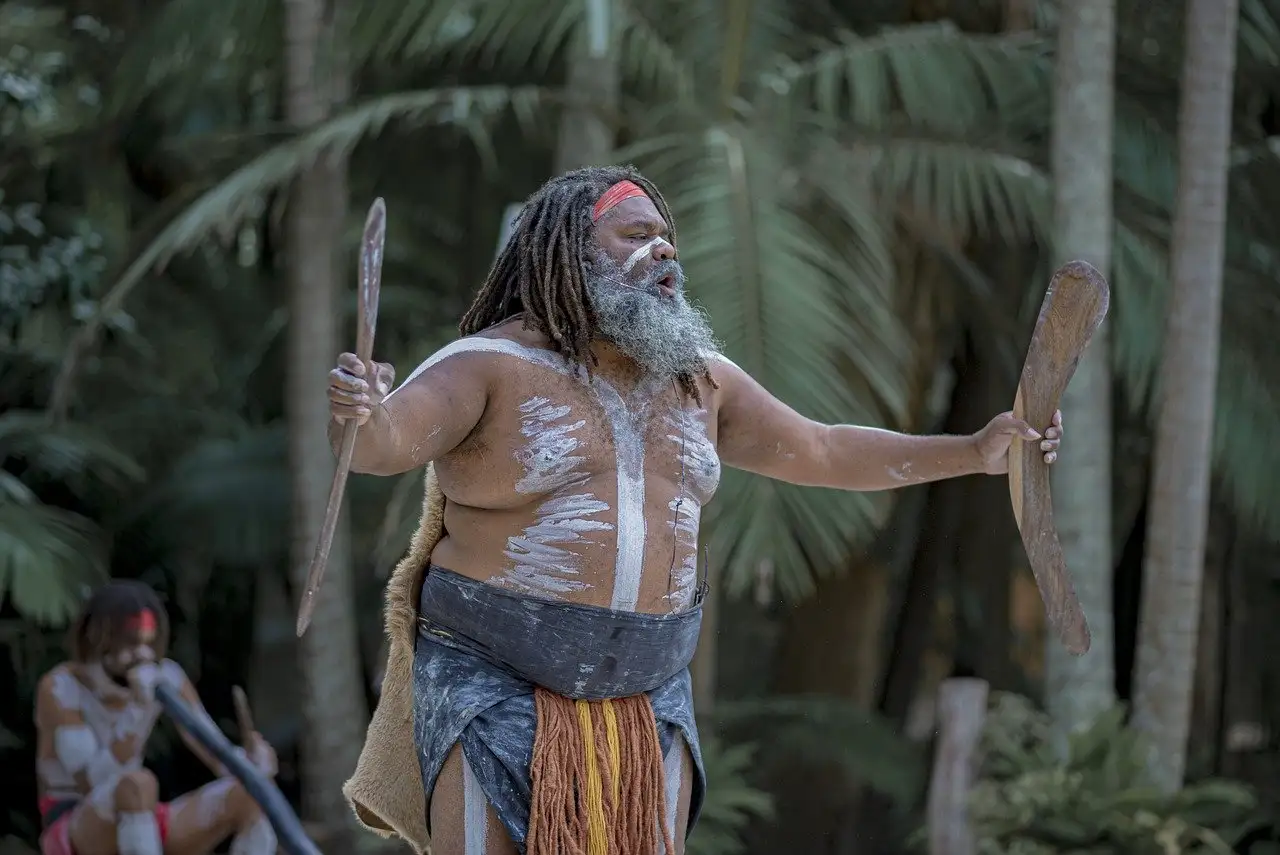 Qui est l'homme aborigène du lancer de javelot historique ?