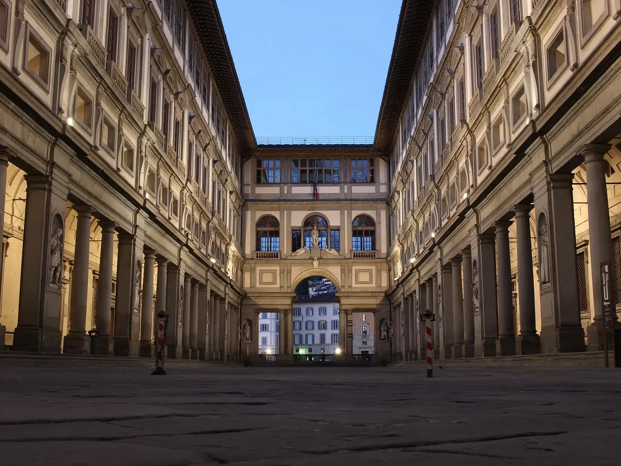 Où est situé le célèbre musée des Offices en Italie ?