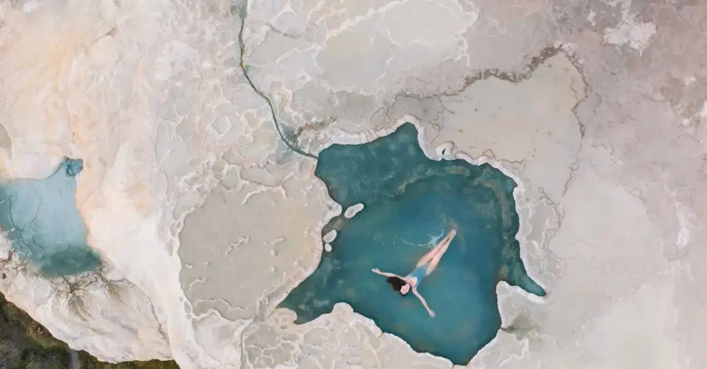 Où se baigner dans des sources d'eau chaude à Mataranka ?