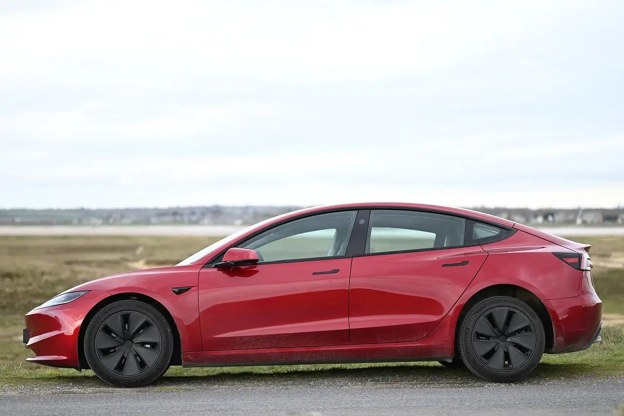 Pourquoi la Tesla Roadster était-elle unique pour une sportive électrique ?