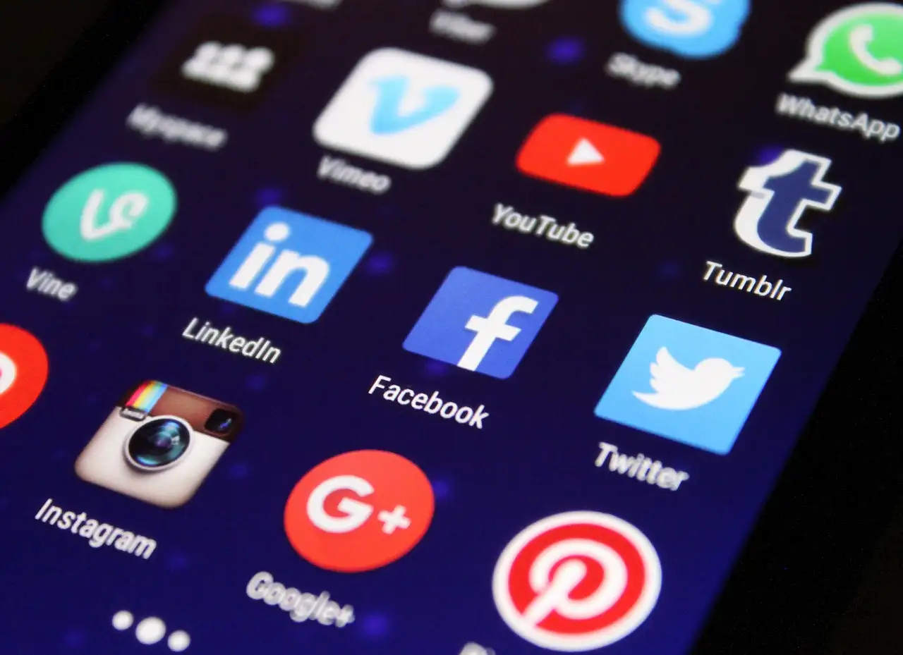 Quel impact de l'IA générative sur les réseaux sociaux ?