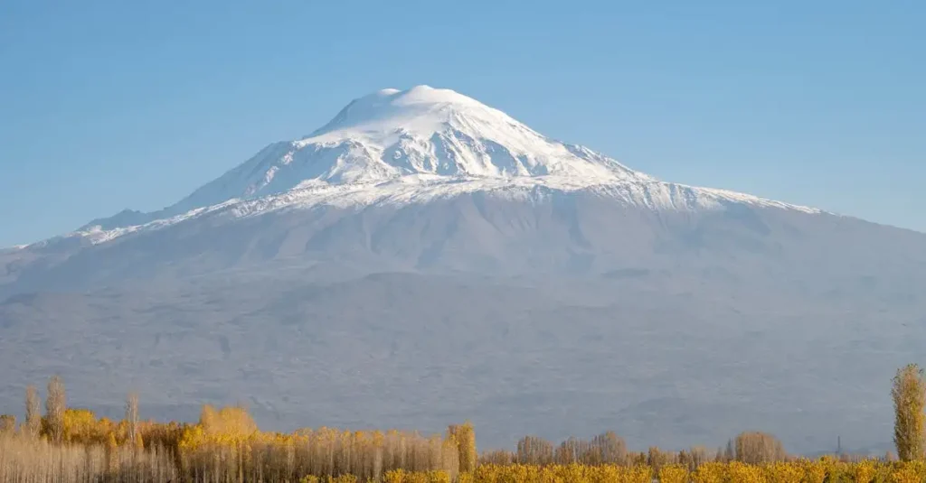Quelle chaîne de montagnes abrite le Mont Ararat ?