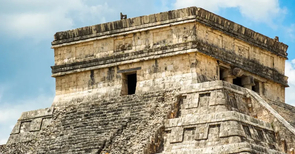 Quelle pyramide emblématique se trouve à Chichén Itzá ?