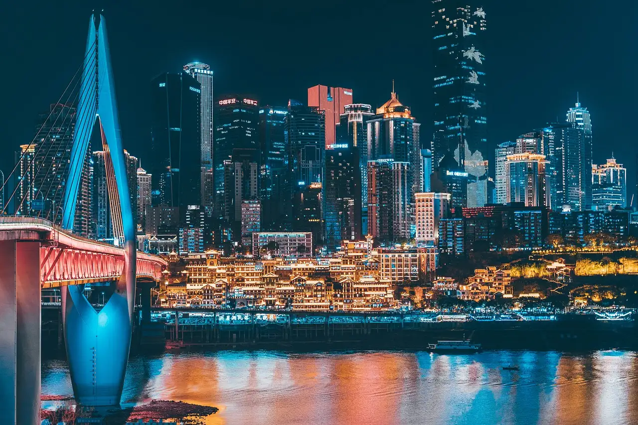 Quelle ville chinoise est célèbre pour sa soie ?