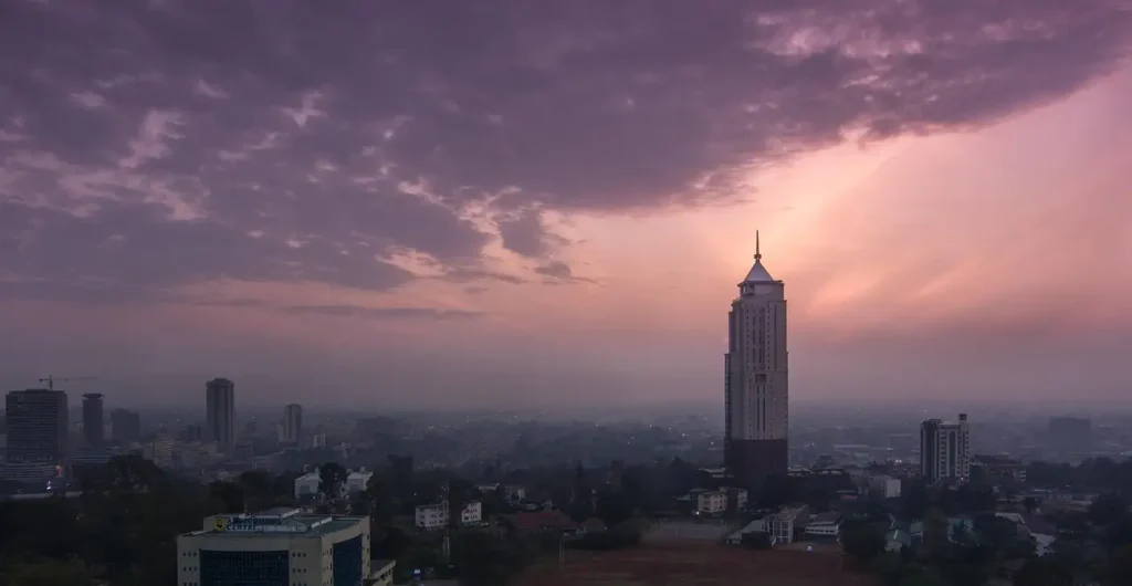 Quelle est la ville du Kenya pour accéder aux parcs safari ?