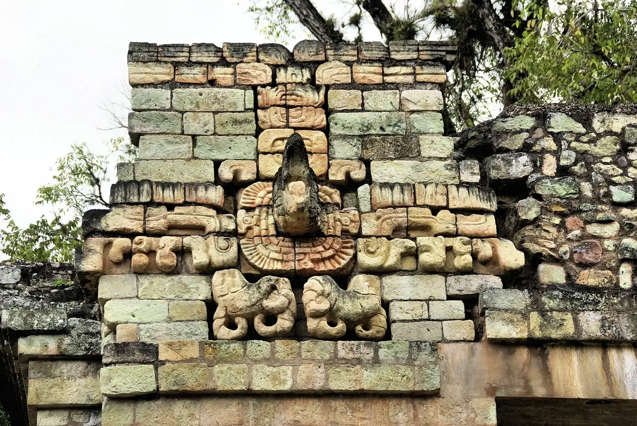 Quelle ville du Honduras abrite des ruines mayas fascinantes ?