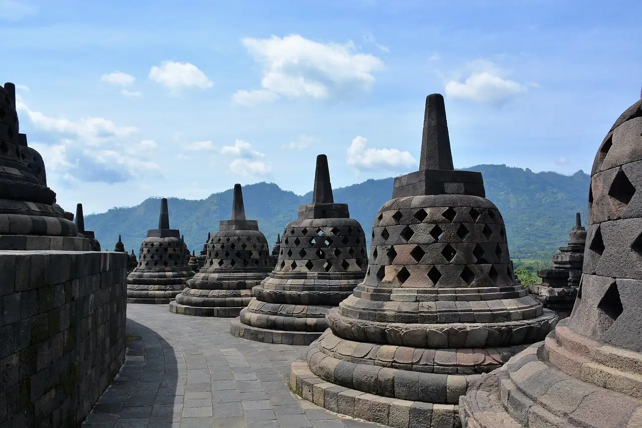Quelle ville indonésienne est le site du Borobudur ?