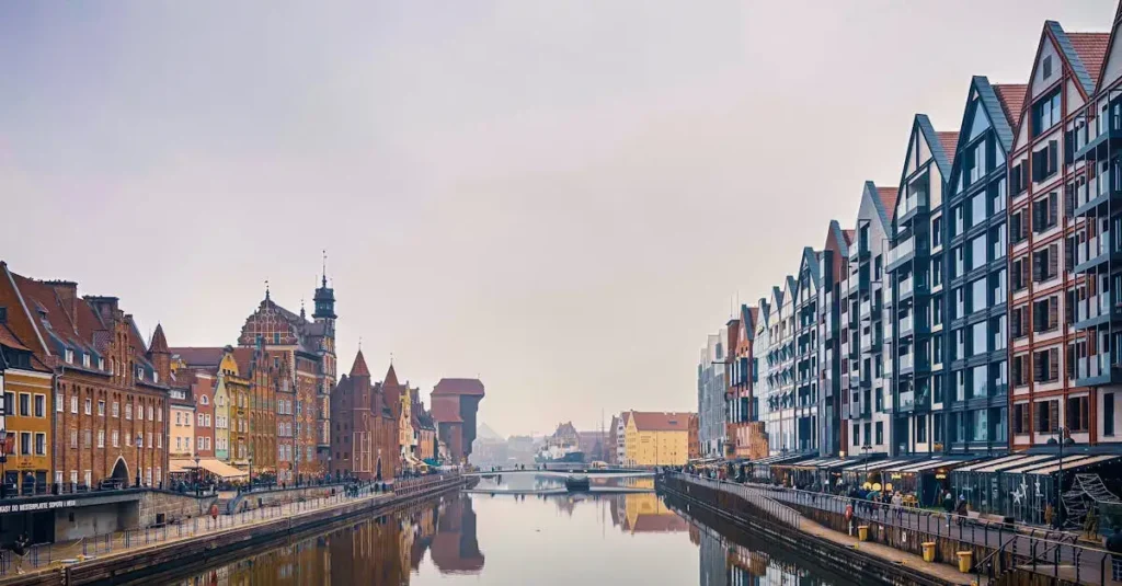 Combien de temps pour aller d'Amsterdam à Gdańsk en bus ou train ?