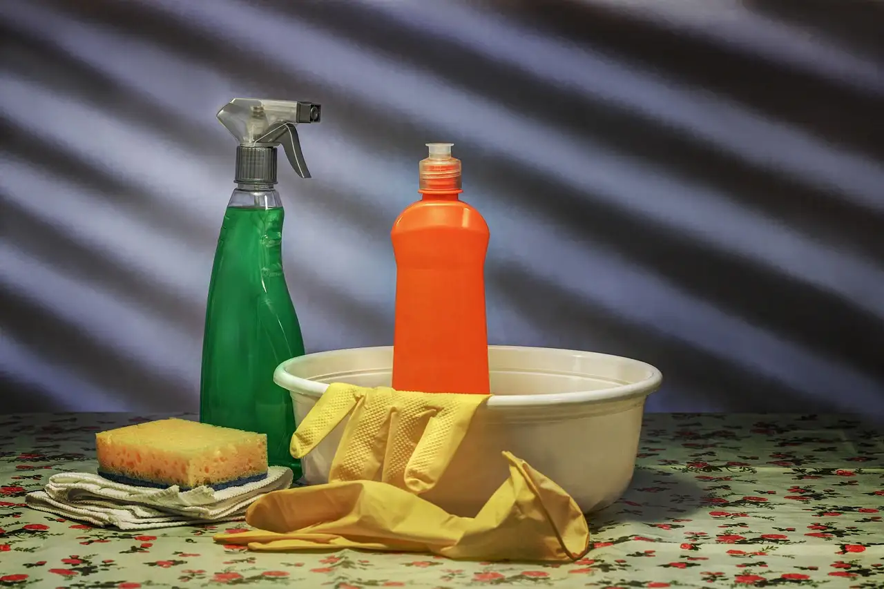 Comment le spray de vinaigre nettoie-t-il et repousse-t-il les nuisibles ?