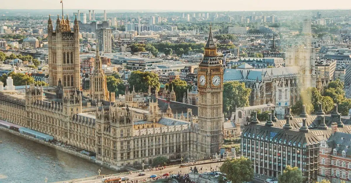 Où est situé le célèbre Palais de Westminster à Londres ?