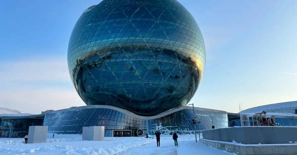 Quelle ville du Kazakhstan arbore une architecture futuriste ?