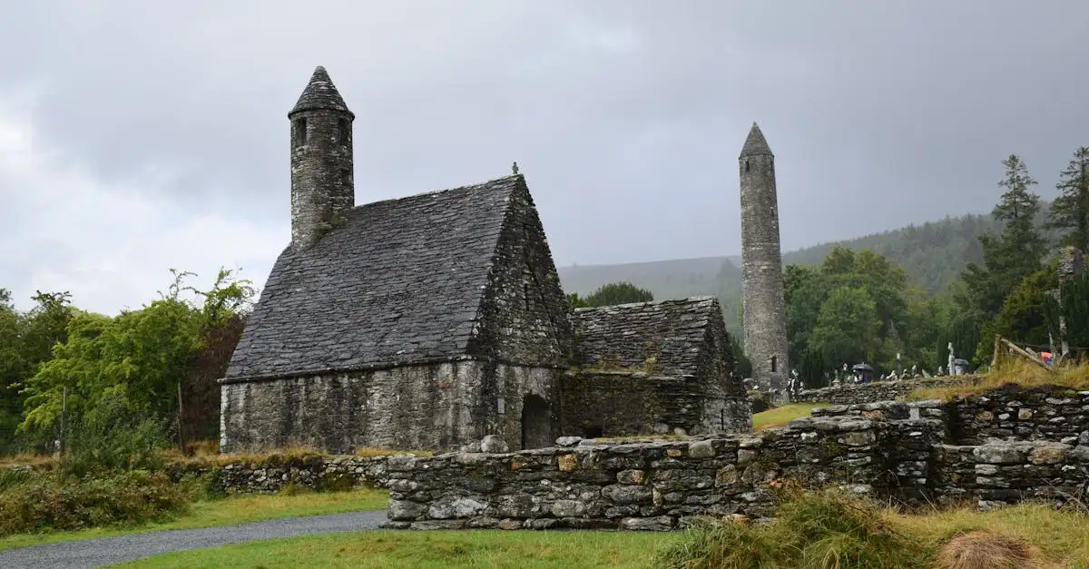 Quelle ville irlandaise était un centre monastique médiéval ?