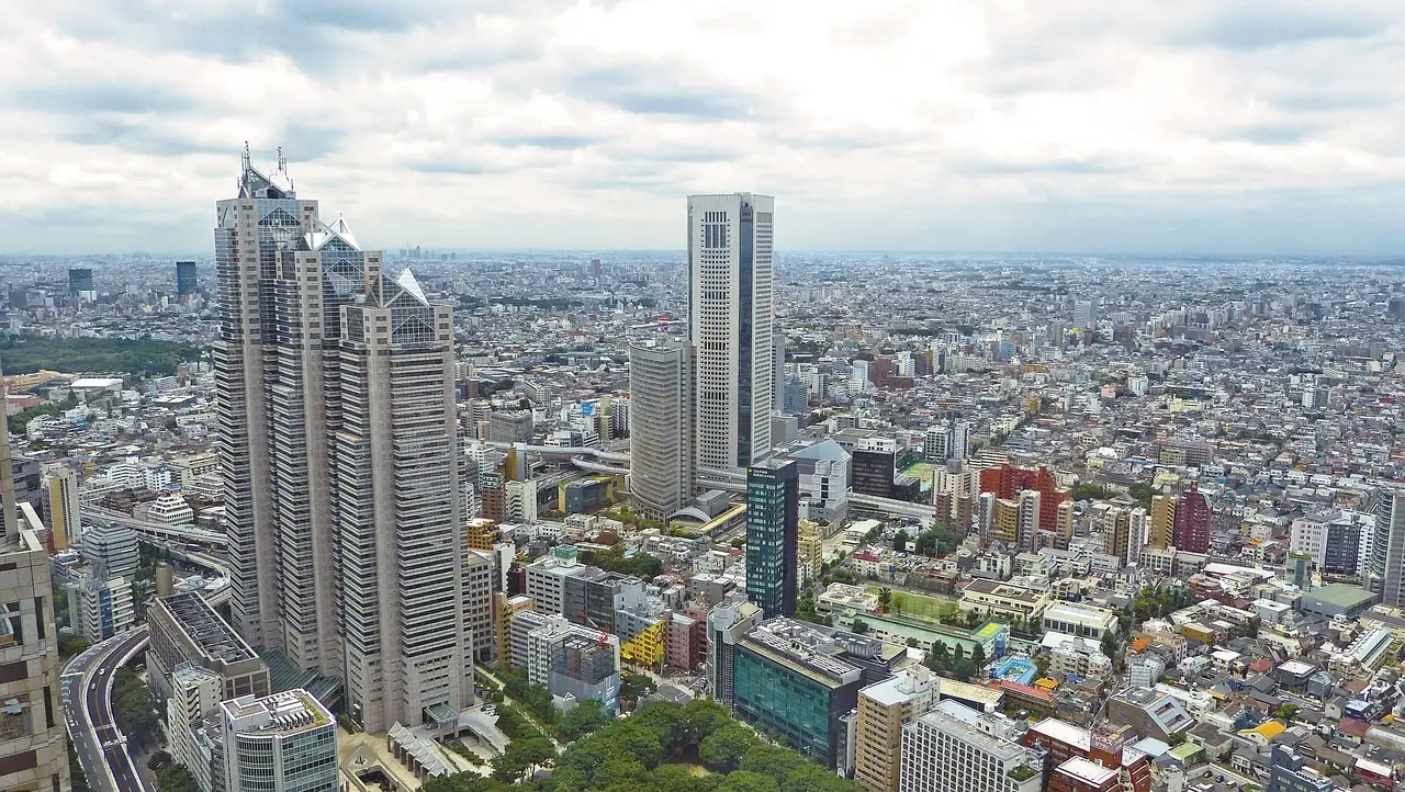 Quelle ville japonaise mêle tradition et modernité ?