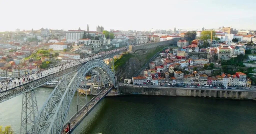 Quel coin du Portugal attire les hivernants ? Découvrez-le !