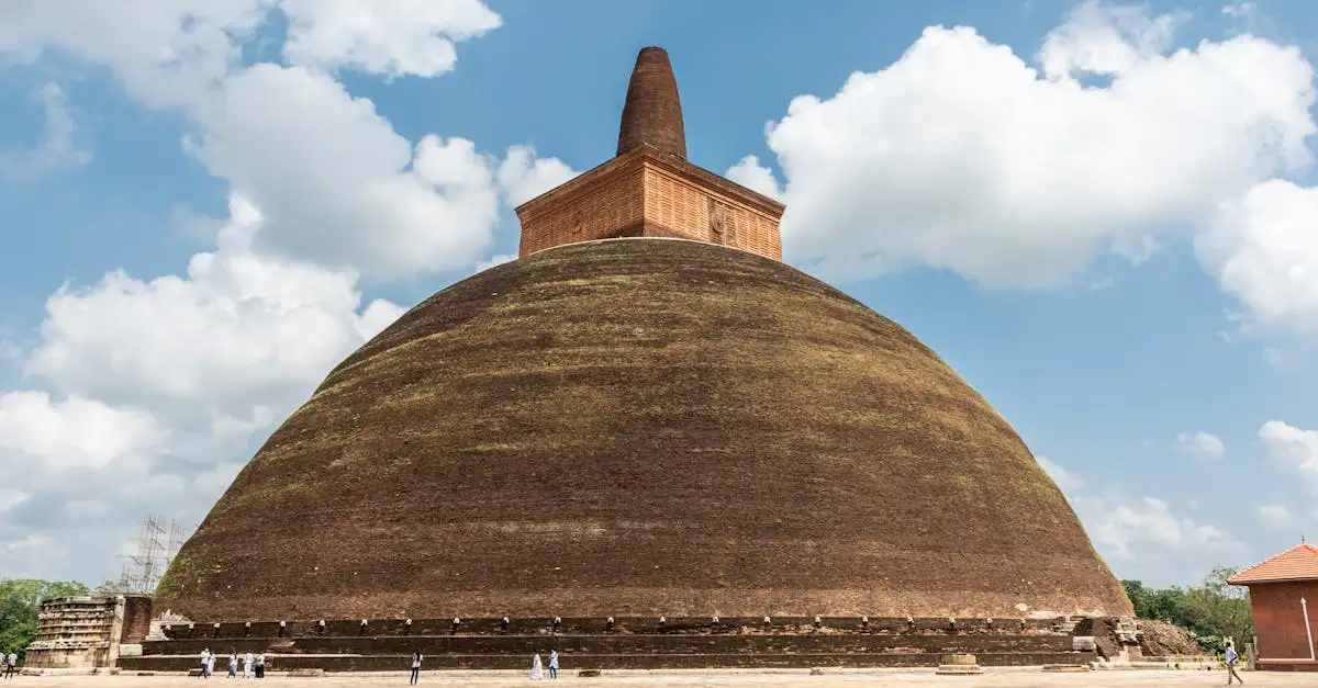 Quel est le rôle d'Anuradhapura comme centre bouddhiste ?
