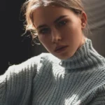 Quelle couleur de vêtements pour sublimer les cheveux gris ?
