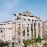 Quelle était l'importance historique du Forum Romain ?