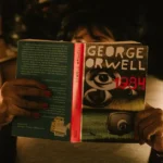 Qui est l'auteur du célèbre roman dystopique 1984 ?