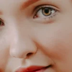 Quelle couleur de cheveux met en valeur les yeux verts ?